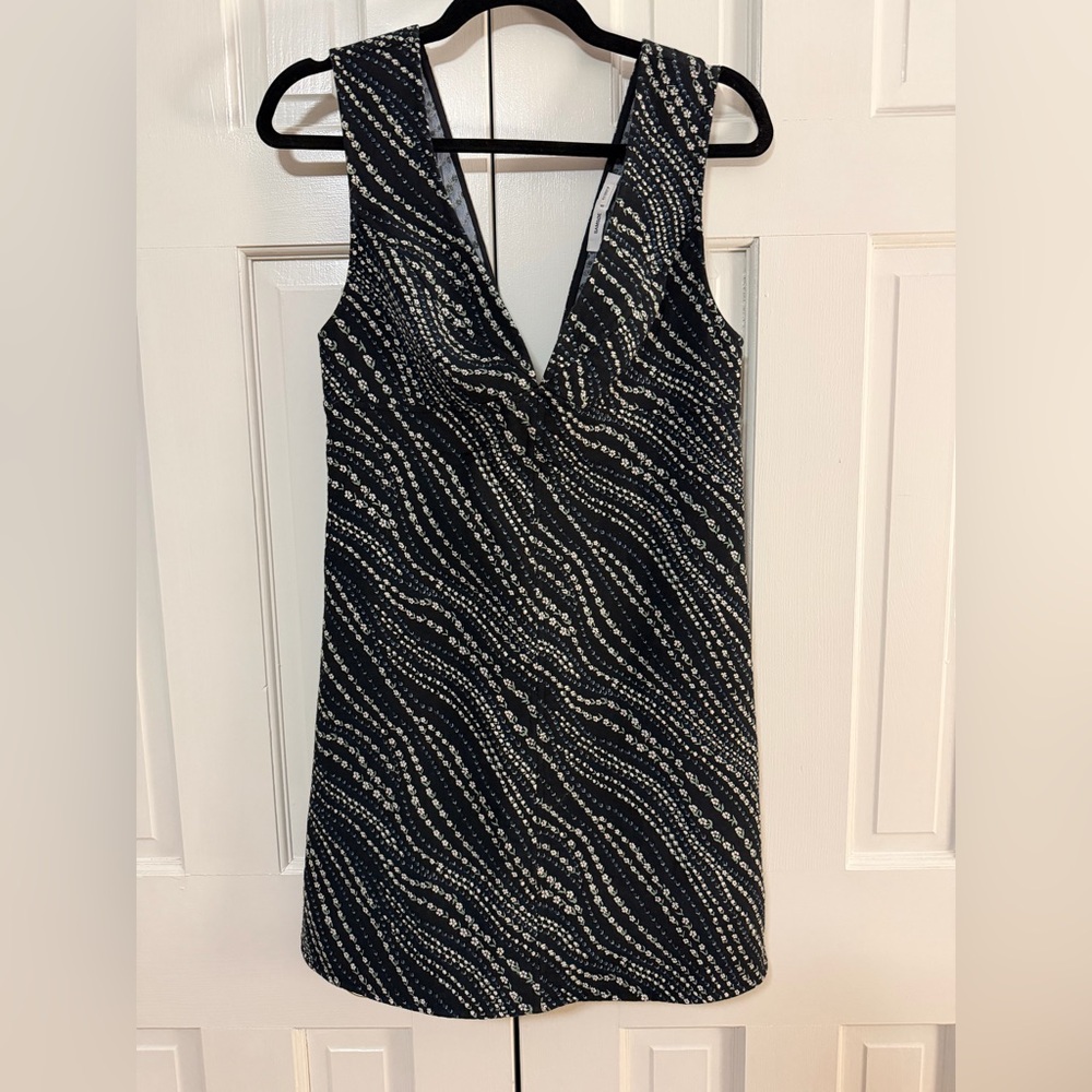 SAMSOE Black and Floral V-Neck Shift Dress